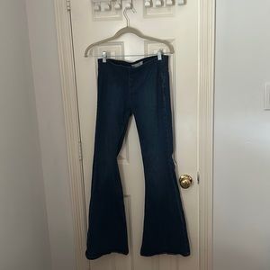Women’s 27 Free People flaire low waisted jeans.